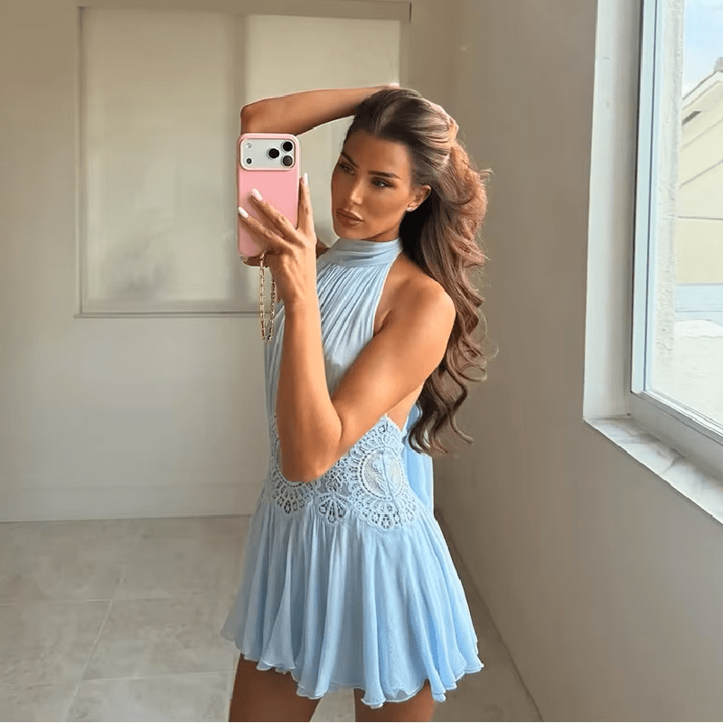 Sophia halterneck-minikjole med bar ryg