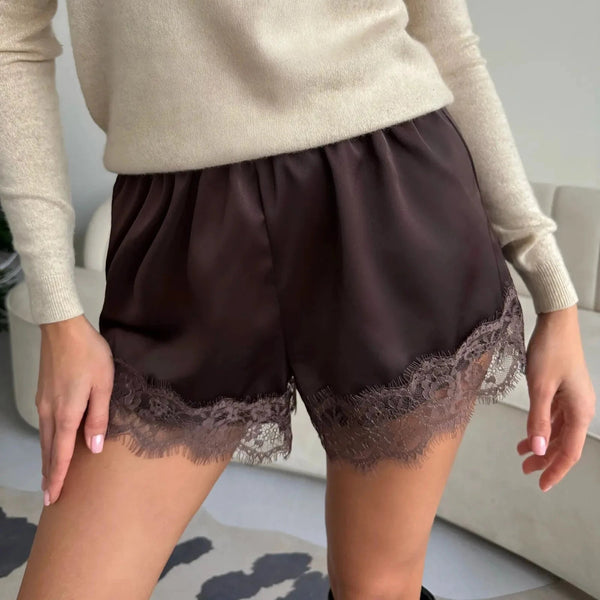 Suzette blondeshorts i satin