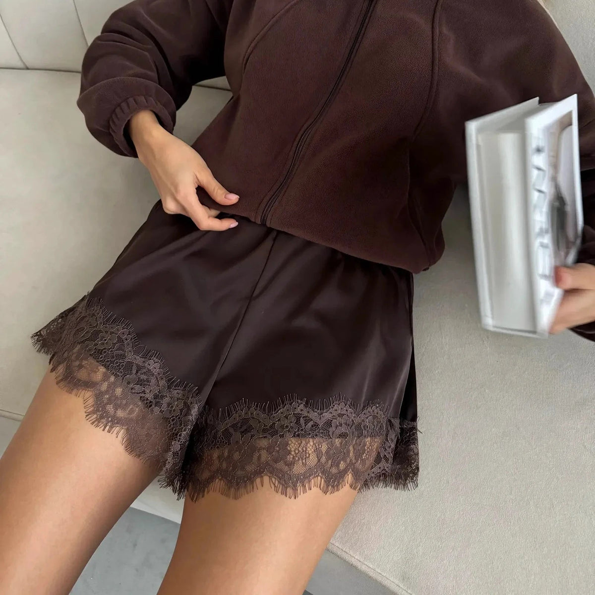 Suzette blondeshorts i satin