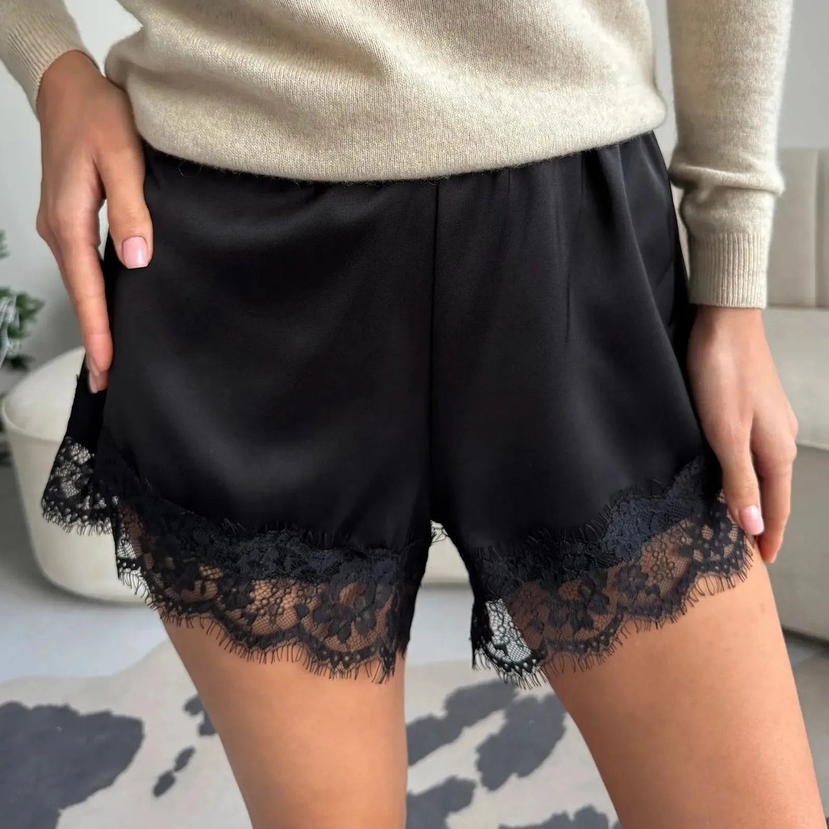 Suzette blondeshorts i satin