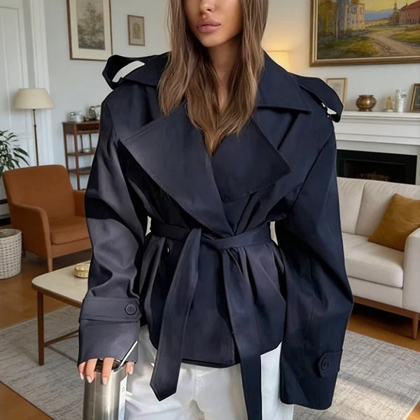 Tara kort trenchcoat med snøredetaljer