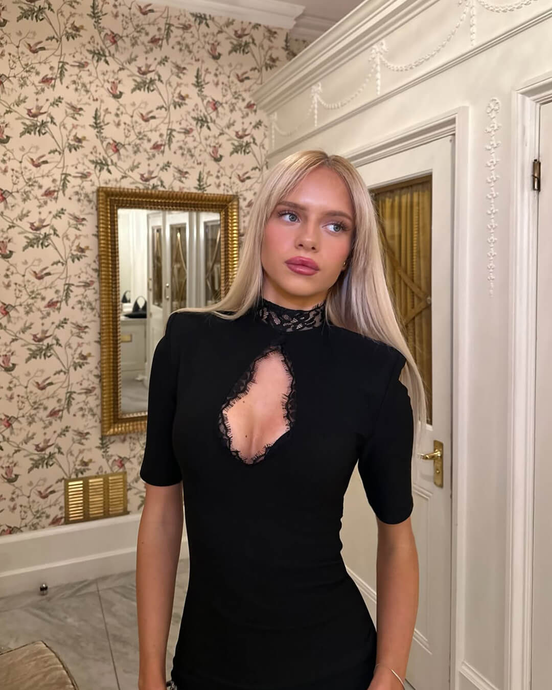 Taylor Kort blondekjole med høj hals