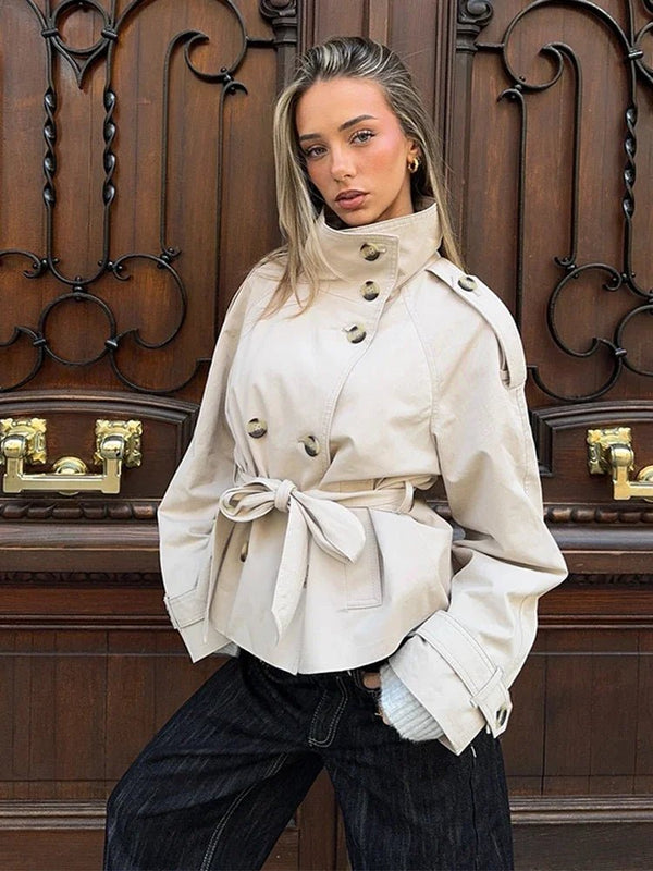 Thea kort trenchcoat med bælte