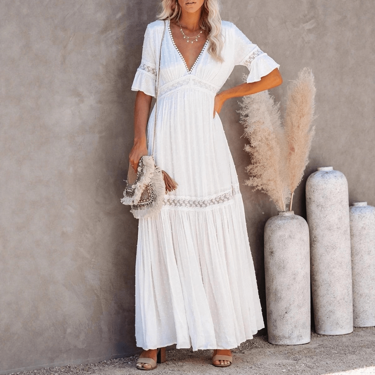 Winona midikjole i blonder med V-hals