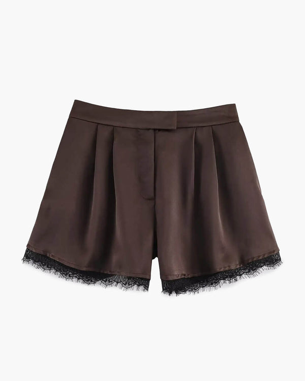 Xylia korte satinshorts med blondekant